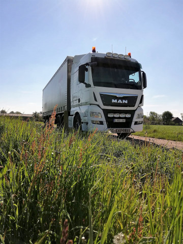 PE Express BVBA - vrachtwagen trekker oplegger